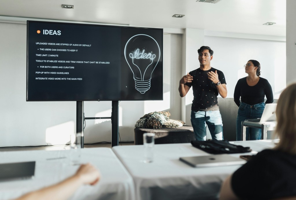 Rahasia Sukses Public Speaking dengan IDEAmu: Tentukan, Kembangkan, Paparkan, dan Terapkan!